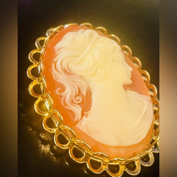 Vintage Cameo Brooch - Picture 4 of 10